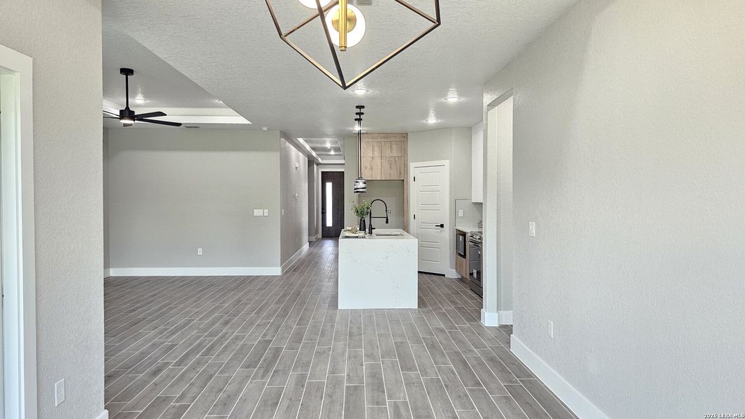 Spacious, unfurnished interior of a new home in , Atascosa (Image 23).