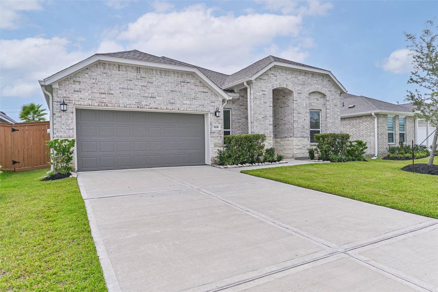 Front exterior of a new home in Lago Mar, Texas City, TX, highlighting curb appeal (Image 2).