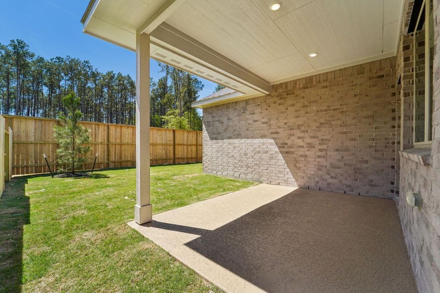 Exterior details and patio area of a home in Evergreen 40', Conroe (Image 19).