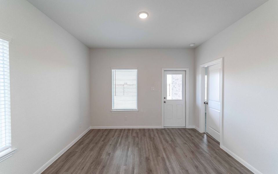 Spacious, unfurnished interior of a new home in Lago Mar, Texas City (Image 9).
