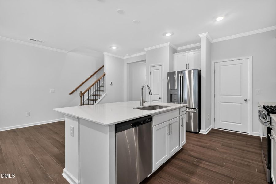 21_132_Tree_Moss_Ct-Kitchen-_160