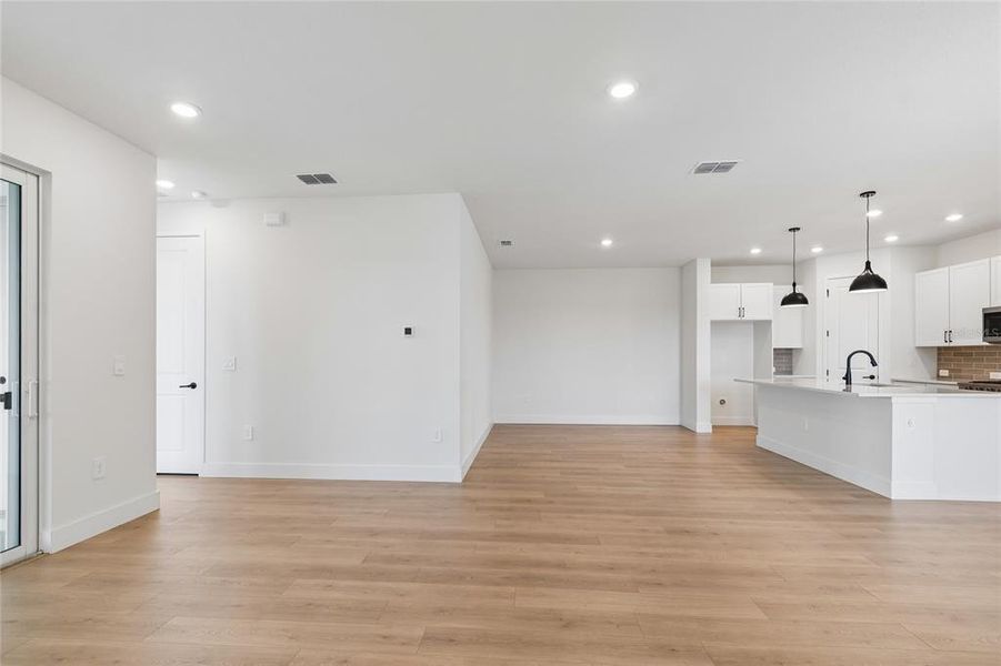 Spacious, unfurnished interior of a new home in Gracewater at Sarasota, Sarasota (Image 17).