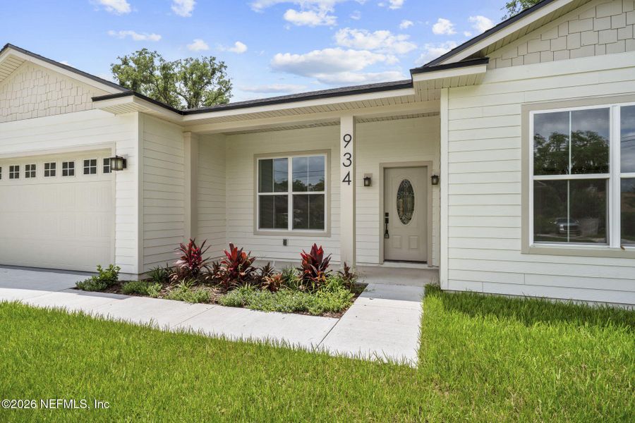 Exterior details and patio area of a home in , Orange Park (Image 4).