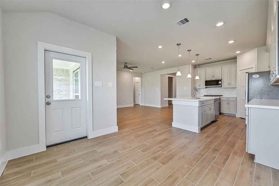 Spacious, unfurnished interior of a new home in Laurel Landing, Alvin (Image 30).