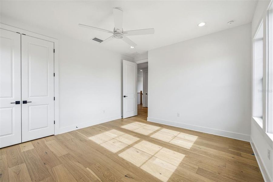 Spacious, unfurnished interior of a new home in , Tampa (Image 26).