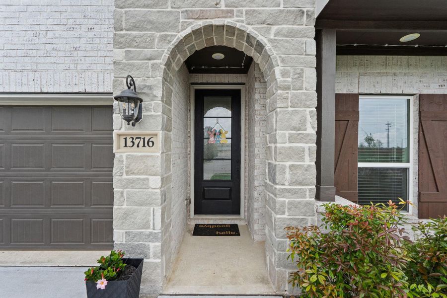 Exterior details and patio area of a home in Lago Mar, Texas City (Image 22).