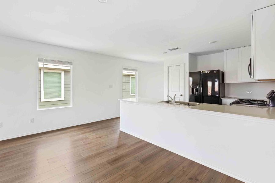 Spacious, unfurnished interior of a new home in Summerside, Lockhart (Image 12).