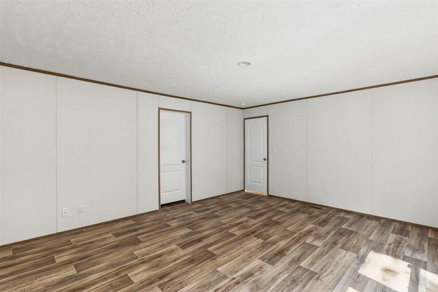 Spacious, unfurnished interior of a new home in , Cordesville (Image 9).
