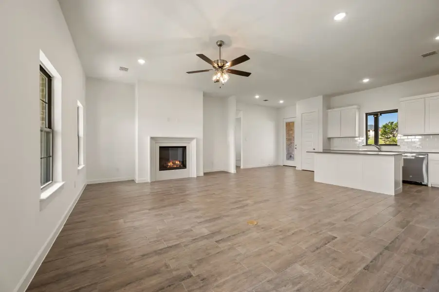 Spacious, unfurnished interior of a new home in Gatlin Ranch, Springtown (Image 16).