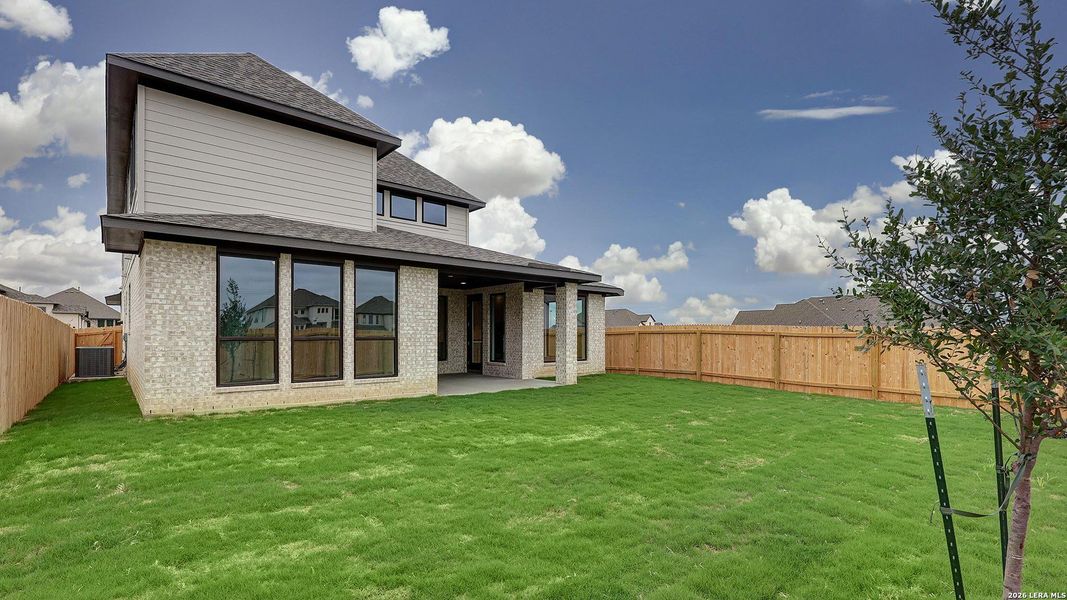 Exterior details and patio area of a home in Haby Hill, San Antonio (Image 3).