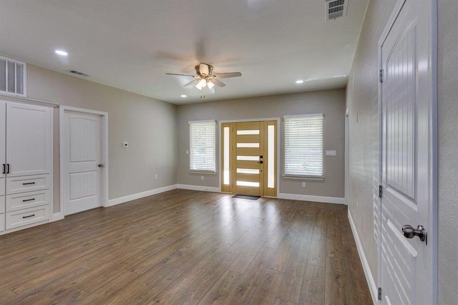 Foyer with ceiling fan, dark wood-style flooring, and recessed lighting