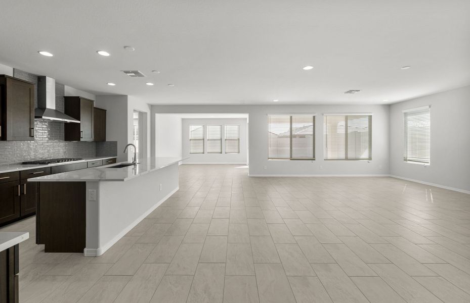 Spacious, unfurnished interior of a new home in Allen Ranches, Litchfield Park (Image 16).