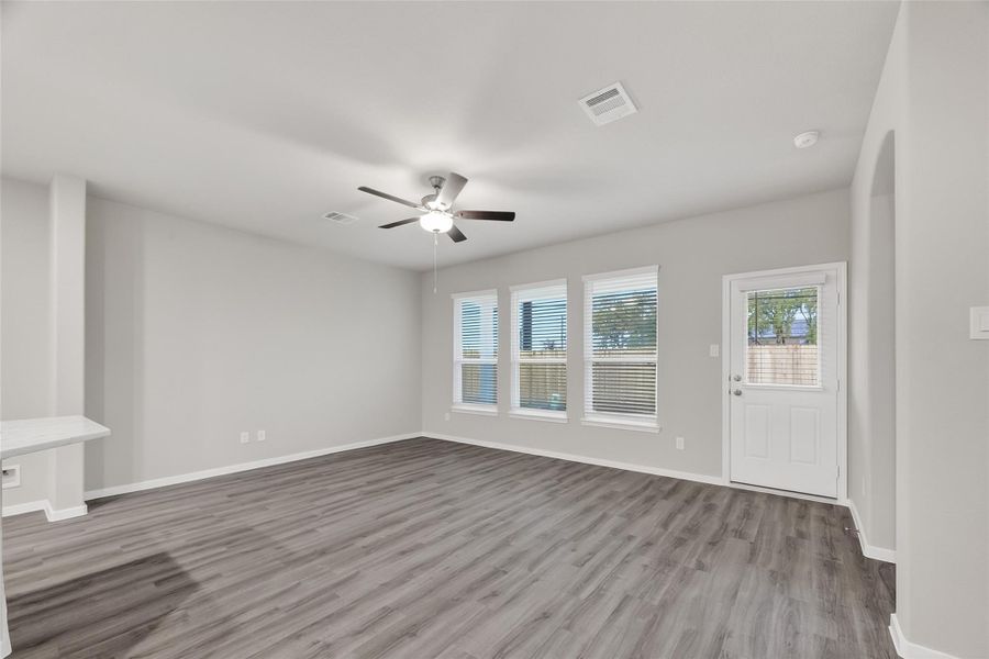 Spacious, unfurnished interior of a new home in Rollingbrook Estates, Baytown (Image 37).