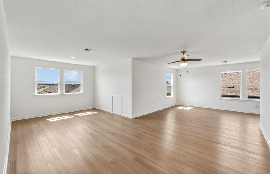 Spacious, unfurnished interior of a new home in Sun City Texas, Georgetown (Image 39).