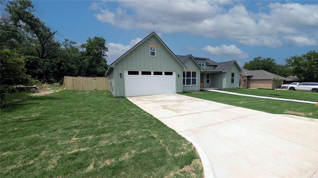 Front exterior of a new home in , Weatherford, TX, highlighting curb appeal (Image 21).