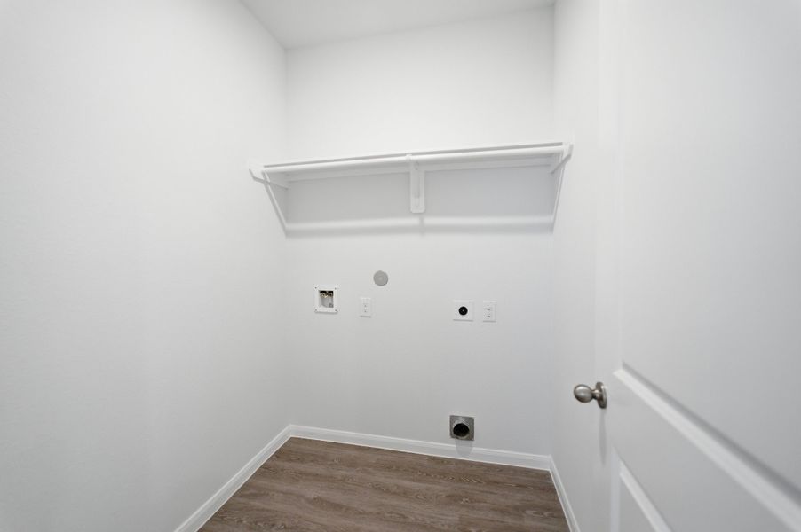 Spacious, unfurnished interior of a new home in The Pines at Seven Coves, Willis (Image 27).