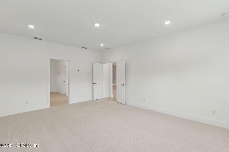 Spacious, unfurnished interior of a new home in Pirates Bluff, Yulee (Image 23).