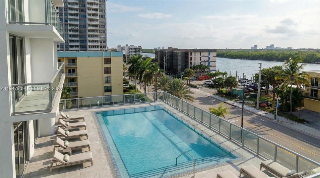 Condo located in Hollywood, FL showcasing its design and architecture (Image 4).