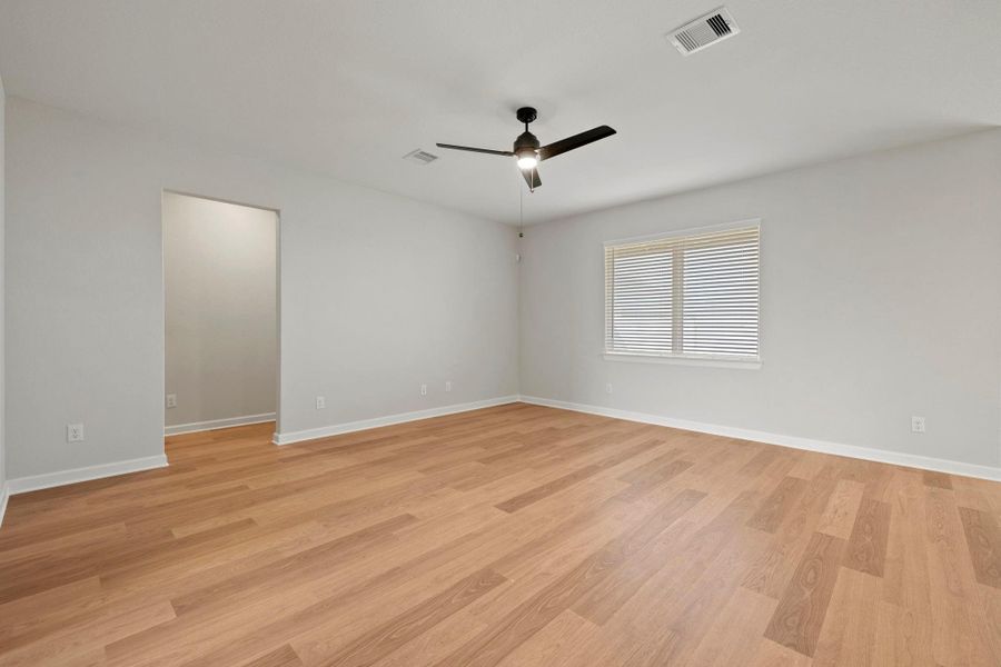 Spacious, unfurnished interior of a new home in Lago Mar, Texas City (Image 9).