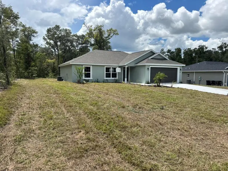 Exterior details and patio area of a home in , Dunnellon (Image 18).