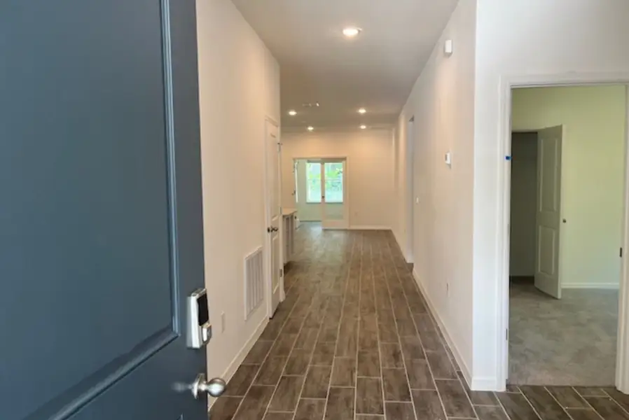 Spacious, unfurnished interior of a new home in Sorrento & Mount Dora, Mount Plymouth (Image 7). Spacious, unfurnished interior of a new home in Sorrento & Mount Dora, Mount Plymouth (Image 7).