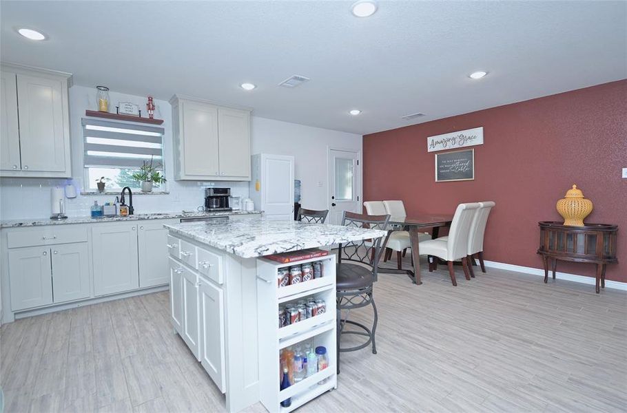 Open Kitchen & Dining Open Kitchen & Dining