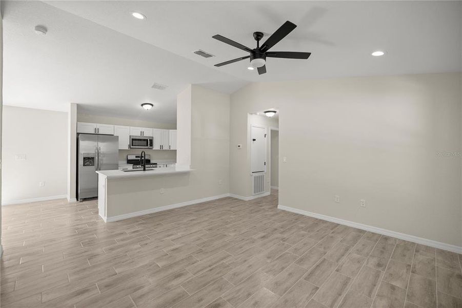 Spacious, unfurnished interior of a new home in , Ocala (Image 8).