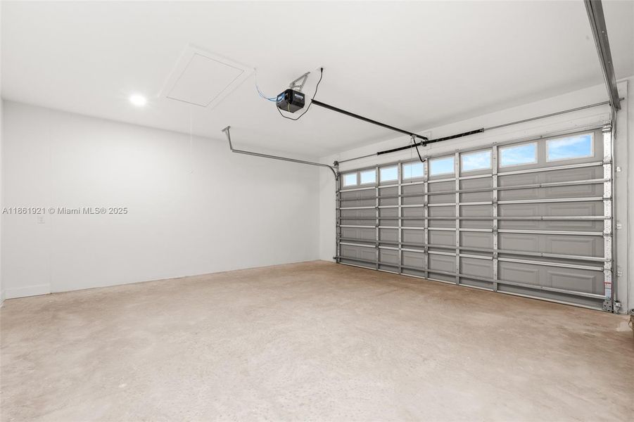Spacious, unfurnished interior of a new home in , Sebring (Image 34).