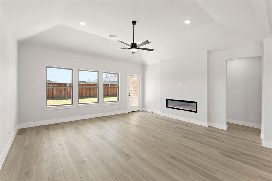 Spacious, unfurnished interior of a new home in Las Lomas, Forney (Image 21). Spacious, unfurnished interior of a new home in Las Lomas, Forney (Image 21).