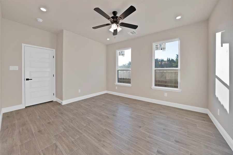 Spacious, unfurnished interior of a new home in , Granbury (Image 13).