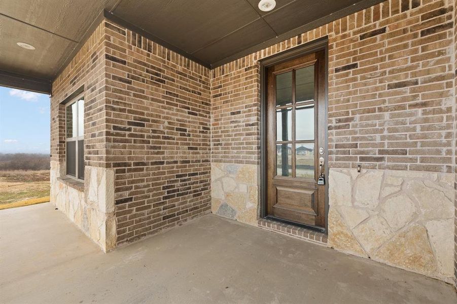 Exterior details and patio area of a home in , Venus (Image 4).