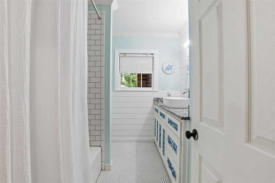 Hall bathroom. Hall bathroom.