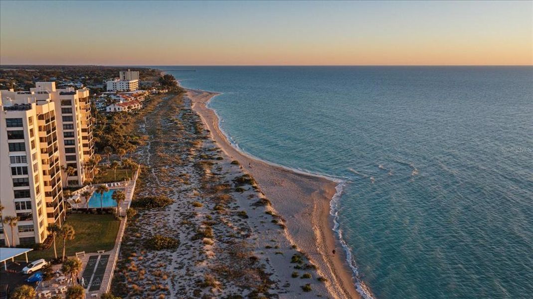 Condo located in Sarasota, FL showcasing its design and architecture (Image 7).