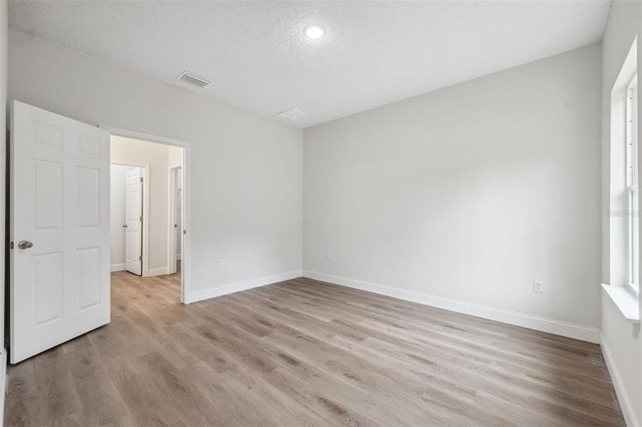 Spacious, unfurnished interior of a new home in , Citrus Springs (Image 28).