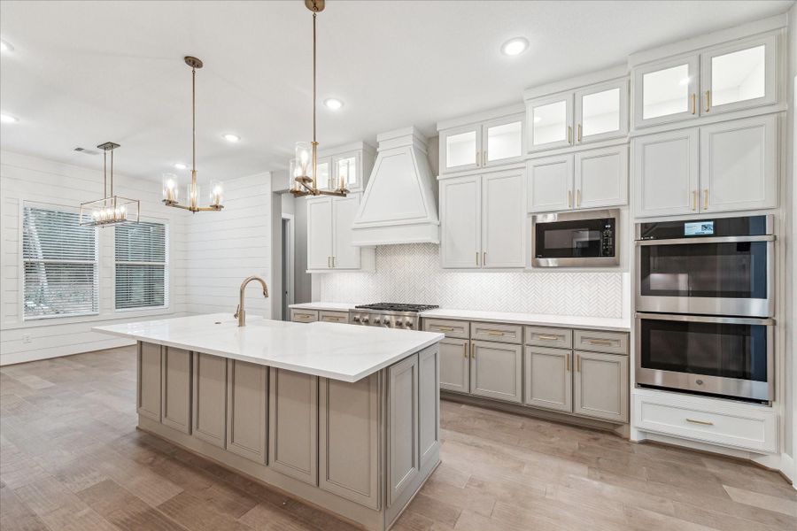 THE PICTURE SHOWN IS NOT THE ACTUAL HOME. TRINITY SIGNATURE HOMES IS BUILDING A SIMILAR FLOOR PLAN.