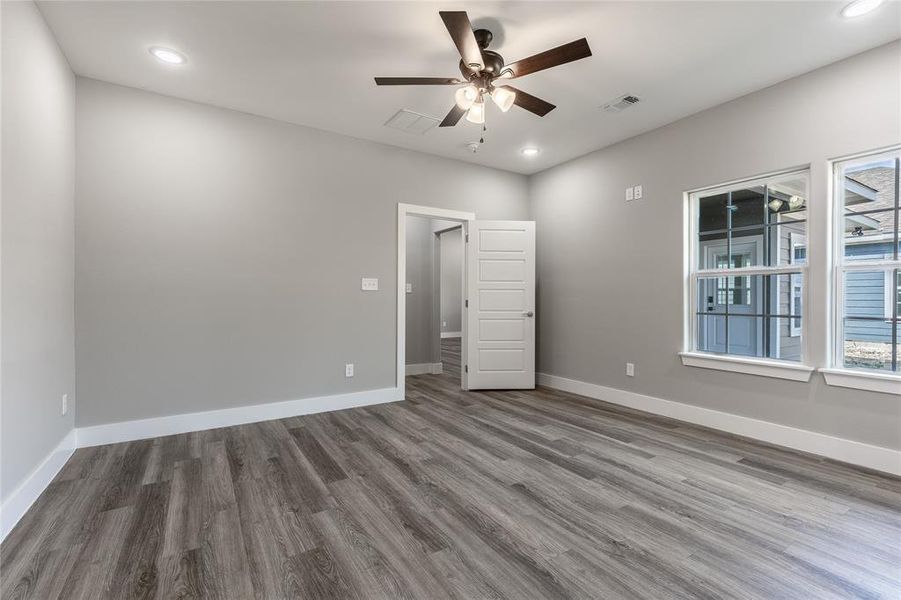 Spacious, unfurnished interior of a new home in , Sherman (Image 17).