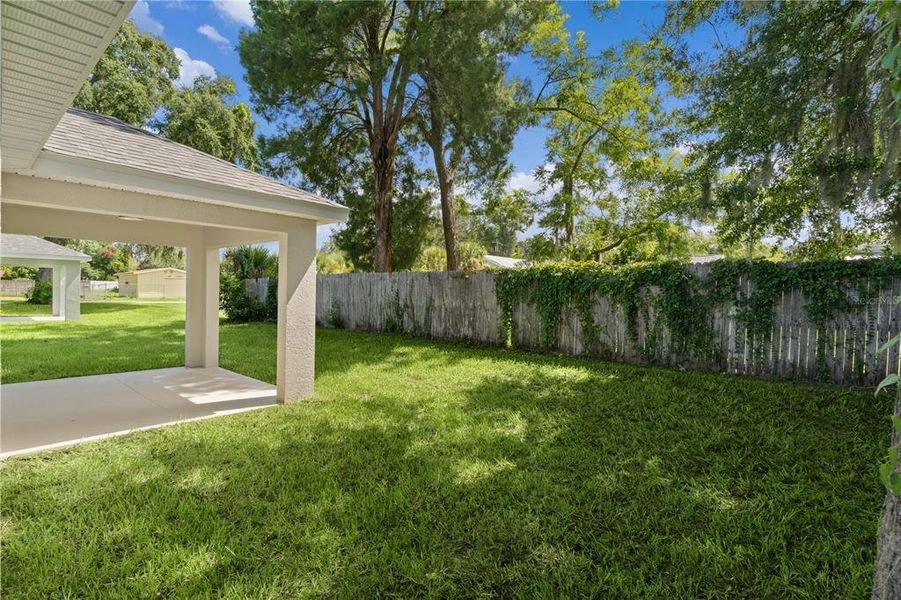 Exterior details and patio area of a home in , Ocklawaha (Image 28).