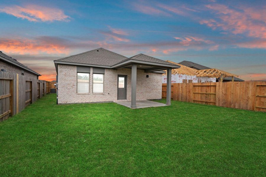 Exterior details and patio area of a home in Creekhaven, Rosharon (Image 4).