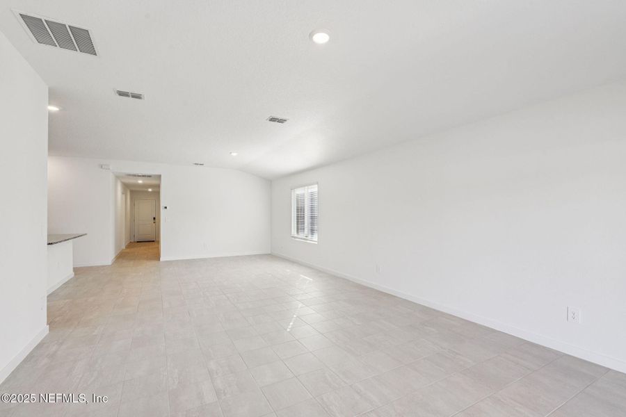 Spacious, unfurnished interior of a new home in Azalea Creek, Jacksonville (Image 19).