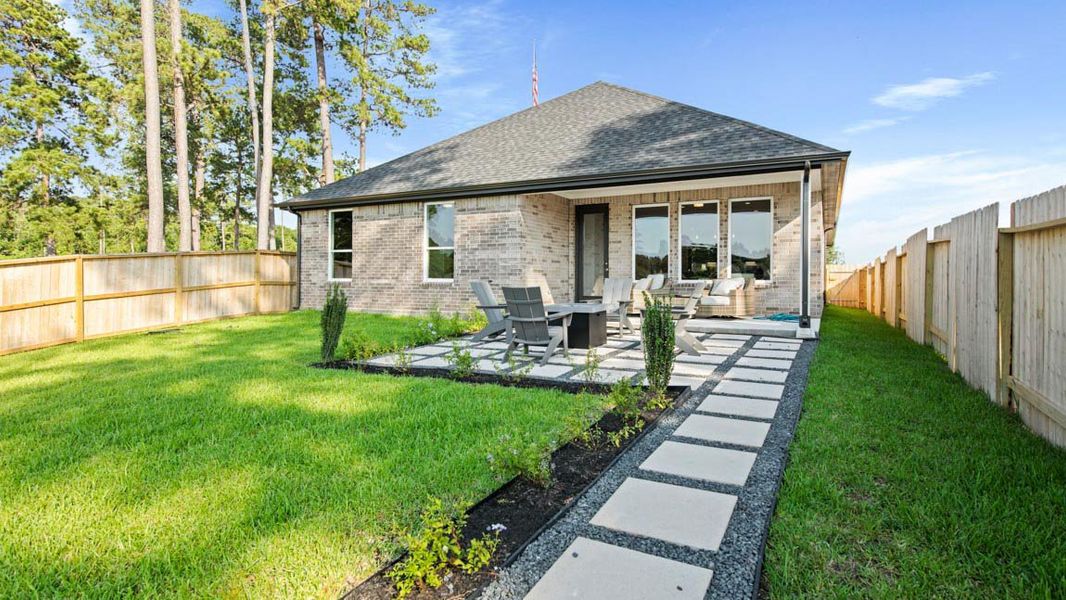 Exterior details and patio area of a home in Hills of Westlake, Conroe (Image 21).