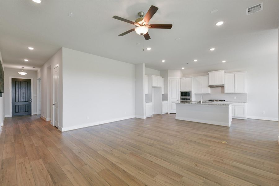 Spacious, unfurnished interior of a new home in , Texas City (Image 19).