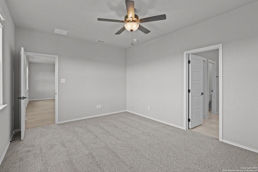 Spacious, unfurnished interior of a new home in Comanche Ridge, San Antonio (Image 58). Spacious, unfurnished interior of a new home in Comanche Ridge, San Antonio (Image 58).
