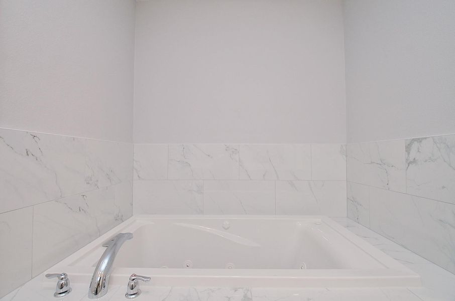 Baño tipo spa con doble lavabo y regadera amplia—lista para tus mañanas.Social: “Spa feels.”