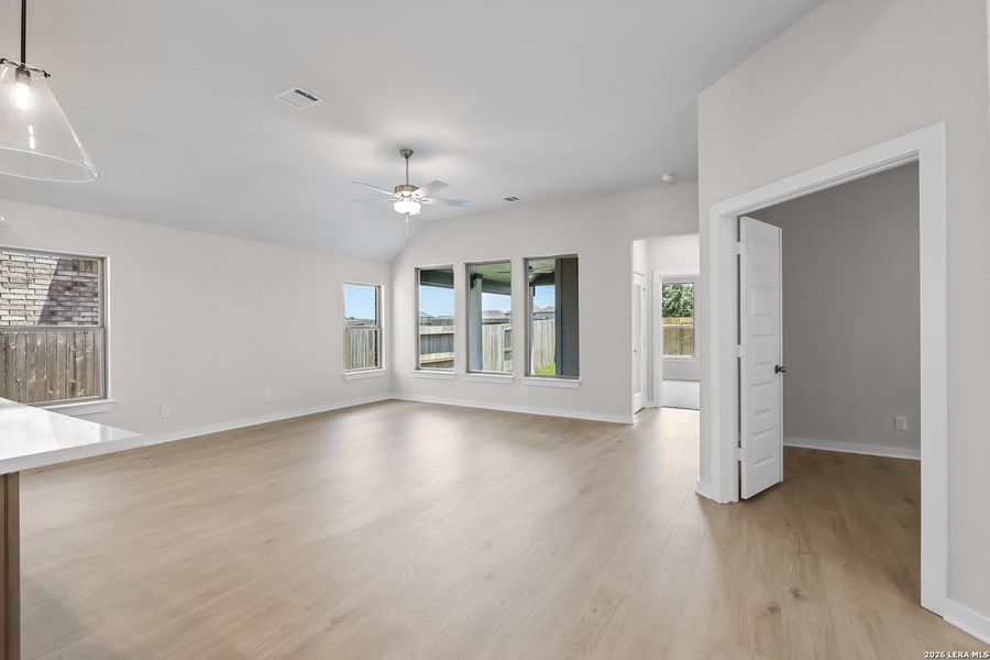 Spacious, unfurnished interior of a new home in Stillwater Ranch, San Antonio (Image 33).