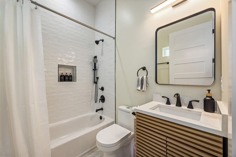 Furnished interior view inside a new home in , Galveston (Image 27).