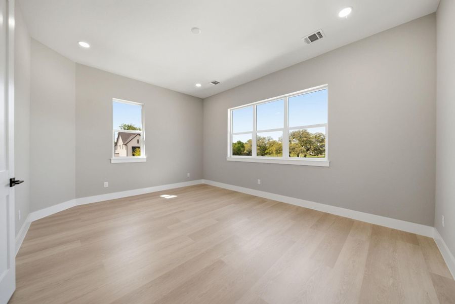 Spacious, unfurnished interior of a new home in , Tomball (Image 28).