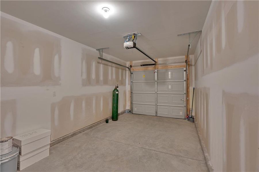 Spacious, unfurnished interior of a new home in Village Green, Adairsville (Image 20). Spacious, unfurnished interior of a new home in Village Green, Adairsville (Image 20).