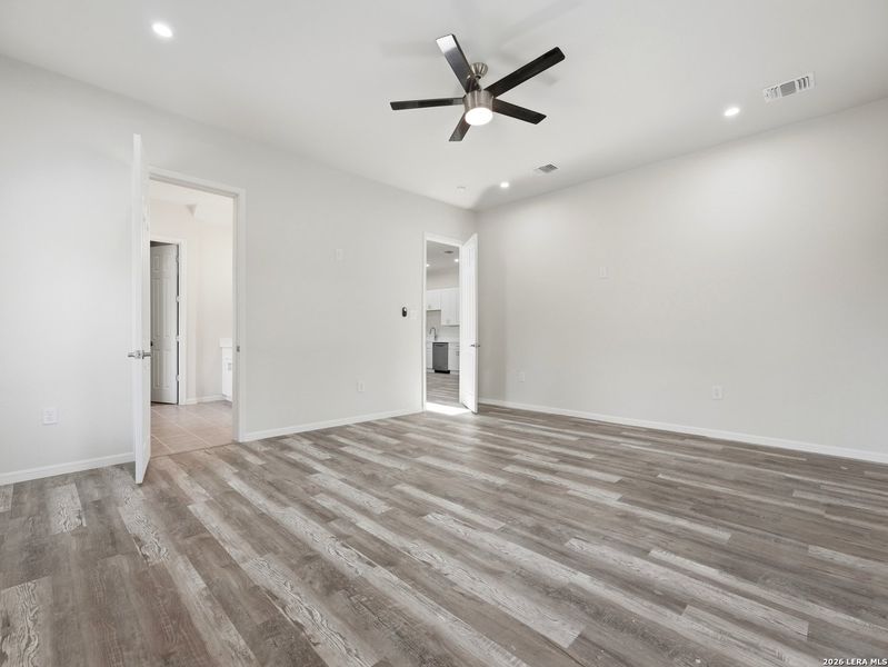 Spacious, unfurnished interior of a new home in , San Antonio (Image 15).