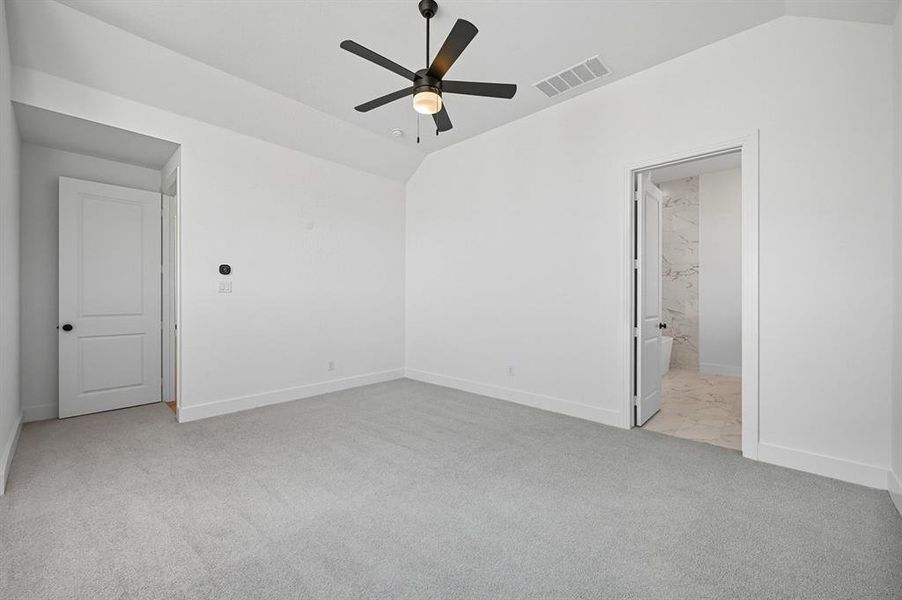 Spacious, unfurnished interior of a new home in Ridge Crossing, Waxahachie (Image 24). Spacious, unfurnished interior of a new home in Ridge Crossing, Waxahachie (Image 24).