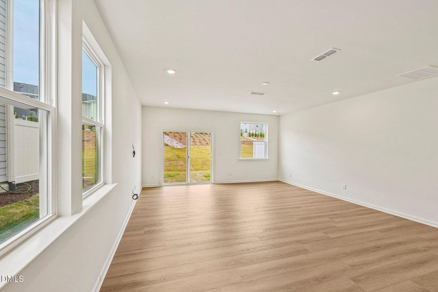 8-web-or-mls-Glen Lyon Dr-S2706-008